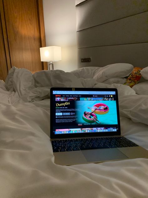 Hotel Movie Night, Netflix And Chill Tumblr, Highschool Graduation, City Escape, Netflix And Chill, Summer 2022, Movie Night, Aesthetic Pictures, Cute Wallpapers