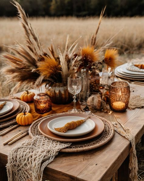 Add a touch of boho charm to your Thanksgiving with a mix of natural textures, earthy tones, and dried flowers. Boho Tablescape Simple, Thanksgiving Table Decor With Fruit, Boho Thanksgiving Table, Boho Thanksgiving, Boho Tablescape, Boho Table Decor, Boho Chic Fall, Arrangement Ideas, Thanksgiving Table Settings