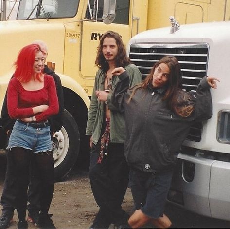 #ThrowbackThursday Photoshoot with Chris, Anthony Kiedis, Flea and Miki Berenyi, Seattle 1992. Thank You @berenyi_miki for sharing these… Miki Berenyi, Temple Of The Dog, John Frusciante, Anthony Kiedis, Mazzy Star, Funny Men, Dream Pop, Epic Photos, Hottest Chili Pepper