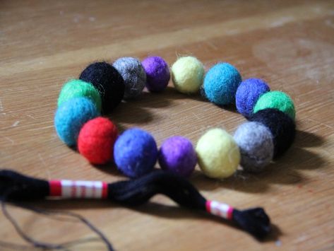 DIY: Felt Ball Trivet Felted Balls, Roving Wool, Diy Felt, Strongest Glue, Felt Ball, Felt Diy, Felting Projects, Embroidery Floss, Hot Water