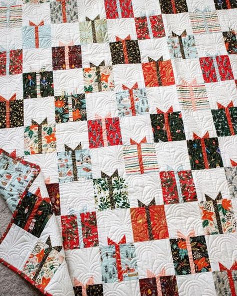 Jigsaw Quilt Pattern, Christmas Present Quilt, Snowman Blocks, Christmas Pillows Diy, Christmas Quilting Projects, Christmas Quilt Blocks, Charm Pack Quilt, Christmas Tree Quilt, Christmas Quilting