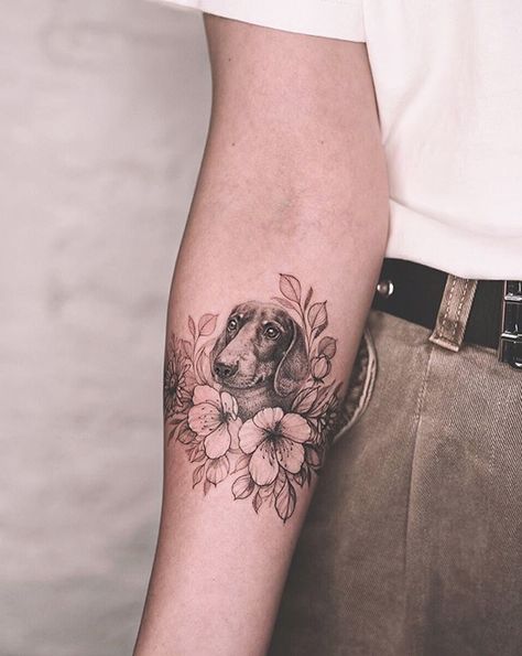 Arlo Tattoo, Animal Tattoos For Women, Dachshund Tattoo, Pawprint Tattoo, Dog Memorial Tattoos, Floral Tattoos, Cat Tattoo Designs, Geniale Tattoos, Cute Little Tattoos