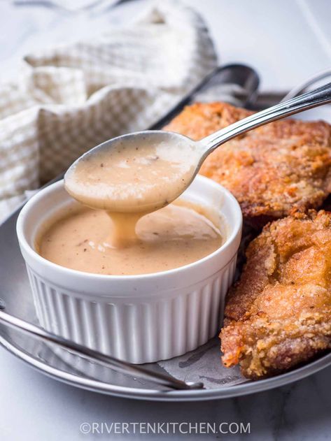 Easy Homemade Gravy (no drippings!) Simple Gravy Recipe, Gravy No Drippings, Filipino Fried Chicken, Simple Fried Chicken, Kfc Gravy Recipe, Fried Chicken Gravy, Korean Dumpling, Easy Homemade Gravy, Kfc Gravy