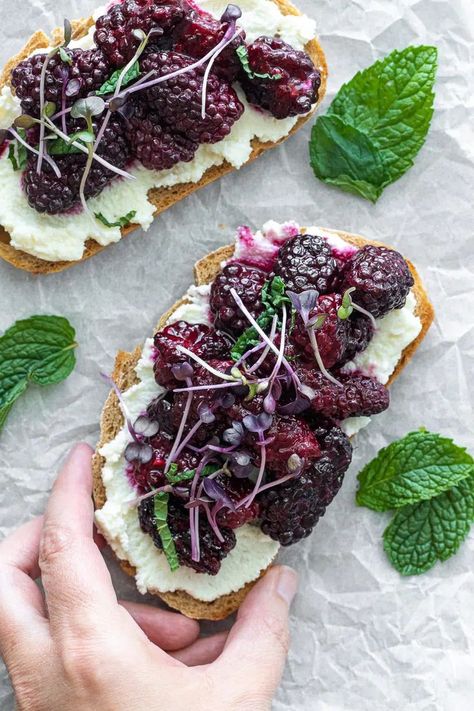 Honey Ricotta Toast With Roasted Blackberries | Healthy Brunch or Snack Blackberry Ricotta Toast, Fancy Toast Ideas, Fancy Brunch Recipes, Brunch Side Dishes, Pretty Toast, Family Buffet, Healthy Toast Toppings, Honey Ricotta, England Recipes