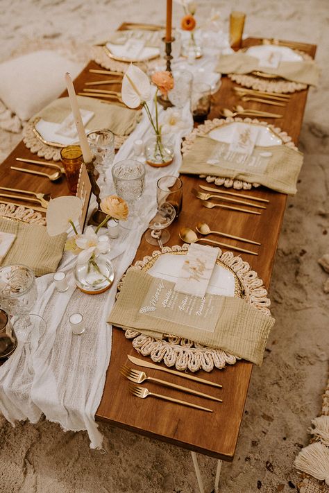 Boho Style Table Setting, Boho Plate Chargers, Tulum Table Setting, Boho Beach Shower Ideas, Boho Wedding Dinner Table, Boho Wedding Plates, Woven Placemats Table Setting Wedding, Bohemian Event Decor, Simple Boho Table Setting