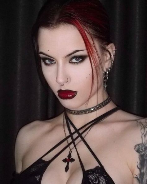 Red And Black Makeup Looks Goth, Goth Vampire Makeup, 90s Vampy Makeup, Red And Black Makeup Looks, Cool Black Nails, Light Goth Makeup, Dark Red Makeup, Red Black Makeup, Gothic Makeup Looks