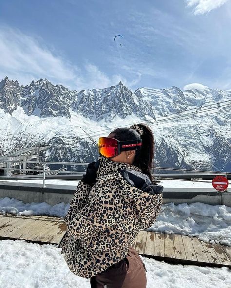 Instagram influencer jojo Carter posing for Insta photo skiing in the snow wearing Prada ski goggles Outfits In The Snow, Ski Instagram Pictures, Ski Girl Aesthetic, Ski Fits, Snow Fits, Ski Trip Outfit, Ski Pictures, Skiing Aesthetic, Poses For Instagram