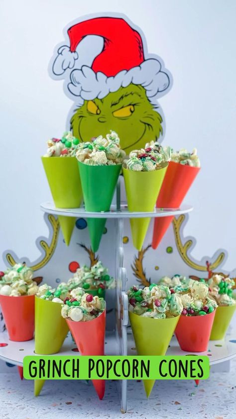 Grinch Popcorn, Popcorn Cones, Snacks Christmas, Christmas Party Treats, School Holiday Party, Grinch Christmas Party, Baby Grinch, Grinch Who Stole Christmas, Grinch Party