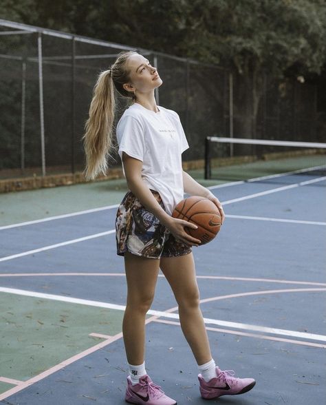 Chloe Kitts Basketball, Girls Basketball Practice Outfits, Basketball Training Outfit, Annotation Livre, Basketball Girls Outfits, Basketball Photoshoot, Basketball Shoot, Basketball Pictures Poses, Basket Girl