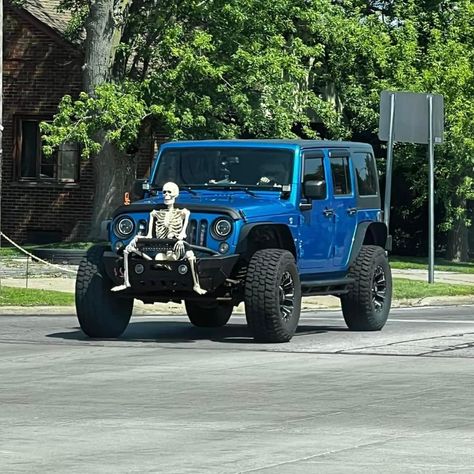 🚗🎃 It’s a perfect day to cruise around in style—Halloween style! When you’ve got decorations like these, every drive becomes a spooky adventure. 🏴‍☠️👻 Tag a friend who would do this or share your own decorated car pics below! 🦴🕸️ How To Decorate Your Jeep For Halloween, Halloween Decorated Jeep Wrangler, Jeep Halloween Decor, Jeep Halloween Decorations, Halloween Jeep Wrangler Decorations, Skeletons On Jeep, Halloween Jeep, Decorated Car, Car Deco