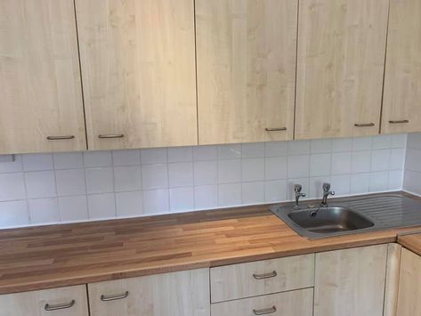 Woman revamps the kitchen she 'hated' for just £45 using B&Q worktop stickers Dc Fix Kitchen, Kitchen Worktop Makeover, Beech Kitchen Cabinets, Cheap Kitchen Makeover, Dc Fix, Laminate Worktop, Diy Hack, Basic Kitchen, Kitchen Transformation