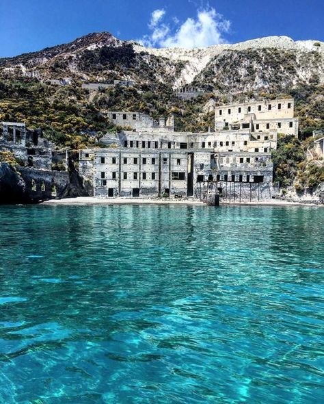 Lipari, cave di pomice Sicilia #aeolianisland #sicily Sicily Travel, Italy Holidays, Italy Tours, Italy Photography, Sicily Italy, Visit Italy, Italy Vacation, Beautiful Places To Travel, Catania