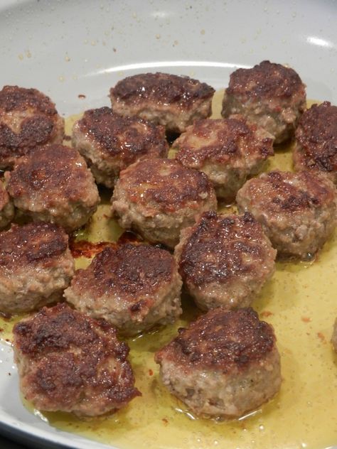 Authentic Norwegian meatballs, kjøttkaker. Recipe and pictures. Viking Recipes Breakfast, Kjottkaker Recipe, Norwegian Boller Recipe, Norwegian Meatballs Recipes, Norweigen Food, Norwegian Recipes Traditional, Norwegian Christmas Traditions, Norweigen Recipes, Klubb Recipe