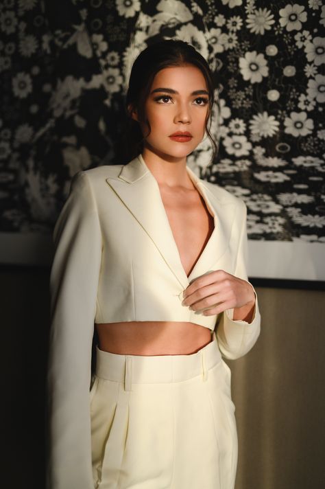 White cropped modern suit with peak lapel for women Prom Suit For Women, Cropped Blazer Outfit, Shirt Jacket Outfit, Rhian Ramos, Suit Tailoring, Simone Weil, Cropped Suit, Luxury Suit, Vest Outfits For Women