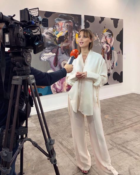 Valentina Bizzotto on Instagram: “Tb to last week when I did my first interview in Spanish about JD Malat Gallery exhibition @zonamaco art fair. The curation of the booth…” Art Gallery Job, Art Curator Aesthetic, Gallery Curator, Gallery Exhibition, Artist Interview, Art Fair, Art Exhibition, Art Boards, My Aesthetic