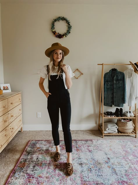 Black Cotton Overalls Outfit, Black Overalls Pregnant Outfit, Professional Overalls Outfit, Black Corduroy Overalls Outfit, All Black Outfit Spring, Black Linen Overalls Outfit, Dressy Overalls Outfits, Style Black Overalls, Overalls Outfit Black