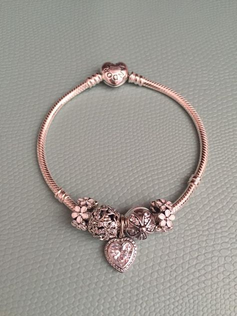 Gold Pandora Bracelet, Gold Pandora, Rings Pandora, Pandora Bracelet Designs, Pandora Jewelry Charms, Pandora Rose, Ring Rosegold, Charms Pandora, Couture Style