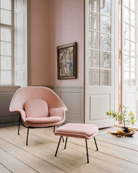 Womb Chair designed by Eero Saarinen https://emfurn.com/collections/home-chairs Pastel Rooms, Poltrona Design, Womb Chair, Eero Saarinen, Minimal Style, Book Shelf, Formal Living, Eames Lounge Chair, Living Room Seating