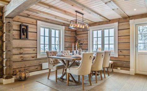 Log Cabin Dining Room, Log Cabin Remodel, Log Cabin Flooring, Modern Log Home, Cabin Homes Interior, Cozy Cabin Decor, Log Home Interior, Log Cabin Exterior, Modern Log Cabin