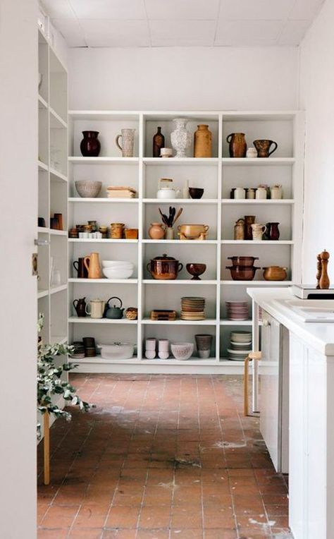 to be or not to be: open shelving. Photo Theme, Decor Studio, White Shelves, Cheap Decor, Kitchen Shelves, Counter Top, Cheap Home Decor, Pots And Pans, Dream Kitchen