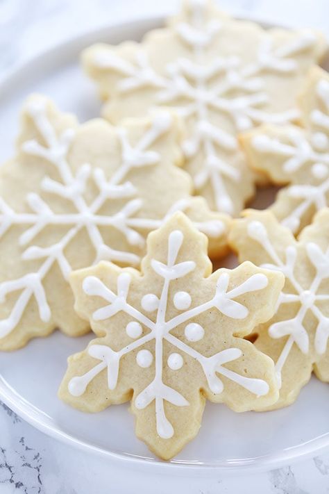 How to Make Easy Snowflake Sugar Cookies Snowflake Cookies Decorating, Freezable Cookies, Christmas Sugar Cookies Easy, Easy Snowflake, Snowflake Sugar Cookies, Snowflake Sugar, Spice Sugar Cookies, Xmas Recipes, Pumpkin Sugar Cookies