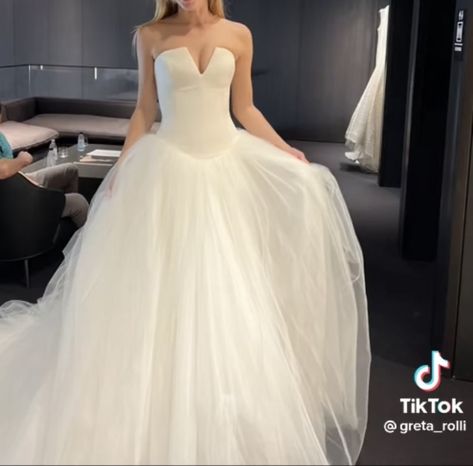 Classic Vera Wang Wedding Dress, Drop Waist Ball Gown Wedding Dress, Vera Wang Wedding Dress Bride Wars, Vera Wang Wedding Dress Ball Gown, Carrie Bradshaw Wedding Dress, Wedding Dress Full Skirt, Ballroom Wedding Dress, Wedding Dress Vera Wang, Vera Wang Wedding Dresses