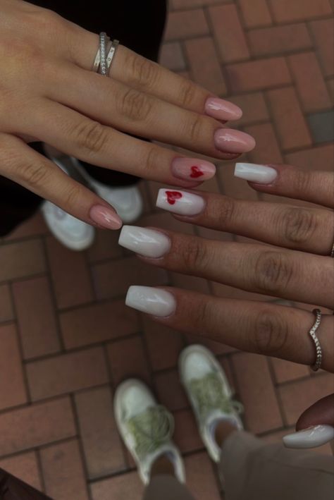 Matching Nails With Cousin, Matching Nails Sisters, Nails To Do With Your Bestie, Heart Matching Nails, Simple Matching Nails With Best Friend, Summer Matching Nails, Nails Twins, Bff Nails Designs Best Friends, Nails To Get With Your Best Friend