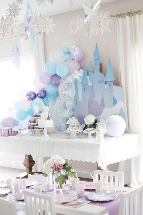 4th Birthday Party Theme, Frozen 3rd Birthday, Birthday Party Theme Ideas, Frozen Birthday Party Decorations, Rodjendanske Torte, Elsa Birthday Party, Frozen Bday Party, Frozen Party Decorations, Disney Frozen Birthday Party