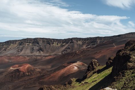 Leleiwi Overlook Trail – Everything you need it know The Sliding Sands Trail isn’t the only Haleakala Crater hike worth checking out when you are at the Haleakala National Park in Maui. The Leieiwi Overlook Trail is a quick detour with a huge payoff. It gives you a chance to look down into the dormant […] The post Leleiwi Overlook in Haleakala National Park (Maui must see!) appeared first on Avenly Lane Travel. Haleakala Crater, Best Beaches In Maui, Rocky Steps, Hawaii Packing List, Hawaii Packing, Red Sand Beach, Haleakala National Park, Hawaii Travel Guide, Hawaiian Islands