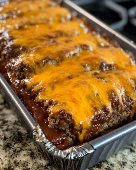 Southern Style Meatloaf, Cheesy Meatloaf, Cheese Stuffed Meatloaf, Bacon Chowder, Classic Meatloaf Recipe, Classic Meatloaf, Southern Kitchen, Hamburger Meat Recipes, Dinner With Ground Beef