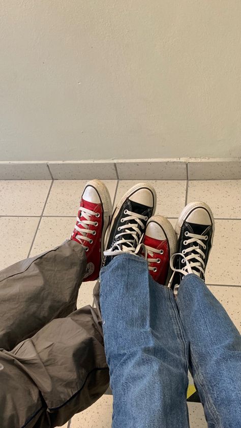 #converse #allstar #aesthetic #school #friends #besties #ideapicswithfriends Converse Friends, Red Converse Aesthetic, Converse Aesthetic, Brown Converse, High School Story, Red Converse, Aesthetic School, School Friends, Insta Profile