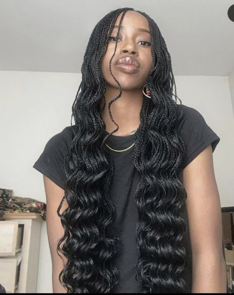 Christmas Hair Black Women, Different Curls For Braids, Side Braid Aesthetic, Shoulder Length Braids With Curls, Wavy Box Braids Black Women, Pick N Drop Braids, Wavy Knotless Braids, Braid Side Part, Braids With Wavy Ends