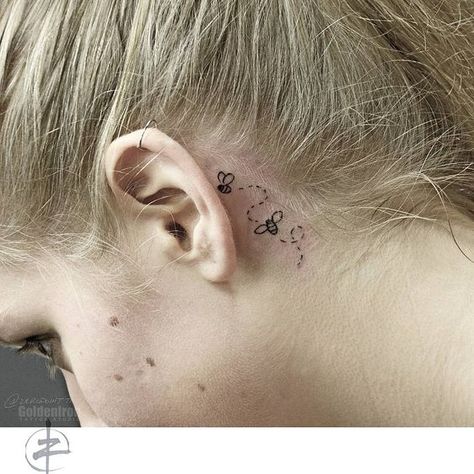 Ear Tattoos Women, Cute Behind The Ear Tattoos, Snall Tattoos, Single Tattoo, Adorable Tattoos, Behind The Ear Tattoos, Honey Bee Tattoo, Flying Bee, Minimalistic Tattoos