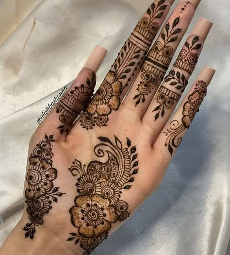 Arabic Henna Designs Simple, Brides Mehndi, Mendhi Patterns, Mehndi Designs Back, Henna Palm, Finger Designs, Henna Flowers, Mehendi Bridal, Palm Henna Designs