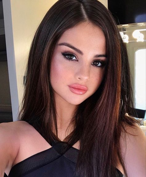 ✨Selena Gomez✨ Selena Gomez Dark Eye Makeup, Selena Gomez Makeup Look, Selena Gomez Teeth, Selena Gomez Eye Makeup, Selena Gomez Makeup Looks Style, Selma Gomez, Maquillaje Selena Gomez, Selena Gomez Eyes, Selena Gomez Hair Color