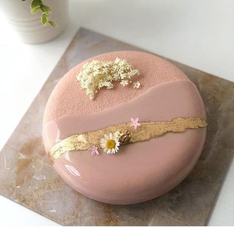 Entremet Cake, Simple Birthday Cake Designs, Glazed Cake, Mirror Glaze Cake Recipes, Glaze Cake, Patisserie Design, Floral Dessert, Mirror Glaze Cake, Doughnut Cake