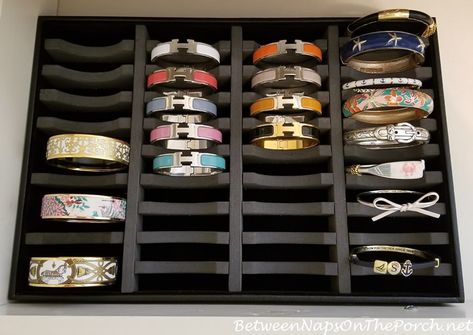 How To Store Bracelets Ideas, Jewelry Display Ideas Bedroom, How To Store Bracelets, How To Organize Bracelets, Bangles Organization, Bracelet Storage Ideas Diy, Cuff Bracelet Display Ideas, Bracelet Storage Ideas, Bangle Organizer Ideas