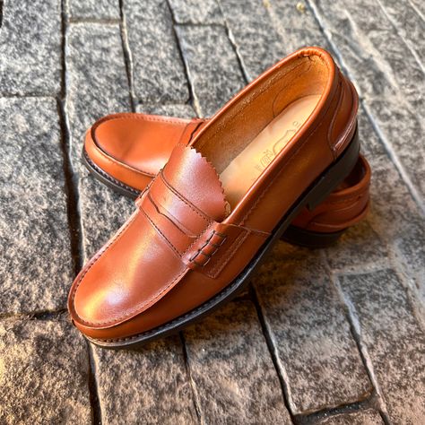 𝐓𝐡𝐞 𝐚𝐫𝐭 𝐨𝐟 𝐡𝐚𝐧𝐝𝐜𝐫𝐚𝐟𝐭: 𝐀𝐑𝐑𝐀𝐍 𝐑𝐄𝐃𝐖𝐎𝐎𝐃 𝐂𝐀𝐋𝐅

Every ARRAN Redwood Calf loafer reflects a legacy of craftsmanship. Made with a Goodyear welt construction and a leather sole, these shoes go through 160 meticulous steps, ensuring durability and timeless style. Fully handmade by 70 skilled artisans, this loafer is a masterpiece of traditional shoemaking.

#ArranLoafers #RedwoodCalf #LuxuryFootwear #HandcraftedShoes #GoodyearWelted #MensStyle #TimelessElegance Goodyear Welt, Luxury Shoes, Timeless Elegance, Timeless Fashion, Loafers, Leather