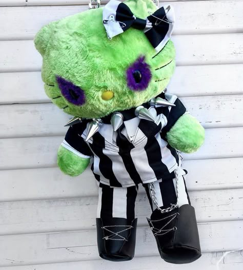 Creepy Stuffed Animals, Creepy Toys, Images Hello Kitty, Hello Kitty Rooms, Tim Burton Movie, Hello Kitty Characters, Kitty Images, Kitty Pictures, Hello Kitty Halloween