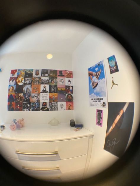 Room Ideas Rapper Posters, 90s Rap Room Decor, Rap Aesthetic Room Decor, Travis Scott Bedroom Ideas, Rap Room Ideas, Rap Inspired Bedroom, Rap Bedroom Aesthetic, Rap Bedroom Ideas, Rap Room Aesthetic