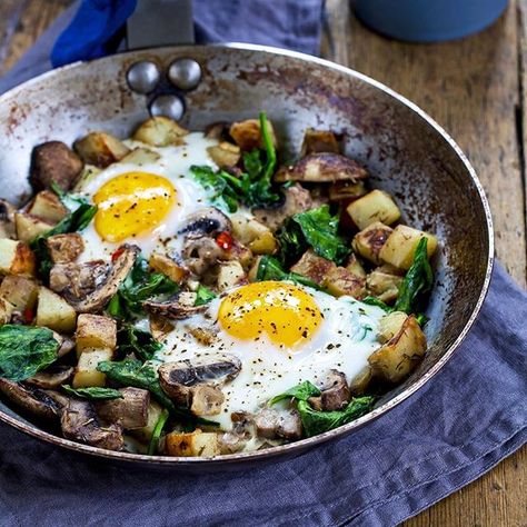 How I make my Monday tolerable #linkinbio #mykitchenescapades . . . #breakfast #skillet #eggs #potatoes #instafood #nomnom #foodstagram #foodgawker #thekitchn #yahoofood #instagood #buzzfeedfood #feedfeed #thefeedfeed #huffposttaste #foodprnshare #droolclub #f52grams #sweetmagazine #tastespotting #kitchenbowl #foodgawker #buzzfeast #bhgfood Easy Breakfast Skillet, Mushroom Breakfast, Eggs And Mushrooms, Spinach Bake, Egg Skillet, Healty Dinner, Breakfast Skillet, Diner Recept, Spinach Stuffed Mushrooms