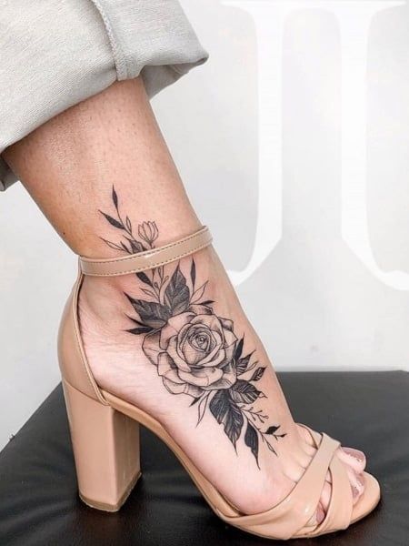 Delicate Feminine Tattoos, Ankle Tattoos For Women, Ankle Tattoo Small, Foot Tattoos For Women, Tattoos For Women Flowers, Men Tattoos, Tato Lengan, Floral Tattoo Design, Tattoo Girls