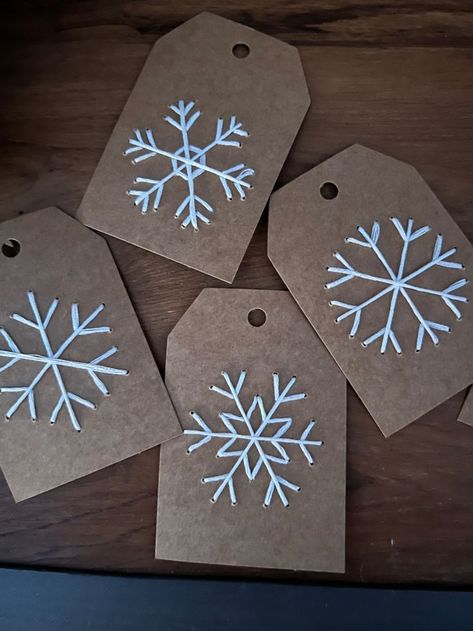 Christmas Paper Embroidery, Christmas Gifts Handmade Diy Ideas, Easy Christmas Tags Handmade, Embroidered Gift Tags, Embroidered Christmas Cards, Diy Gift Christmas, Paper Embroidery Patterns, Snowflake Gift Tags, Embroidery Cards Pattern