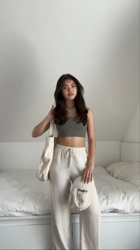 White Pants Outfit Linen, Period Outfit Summer, Flowy Trousers Outfit, Loose Linen Pants Outfit, Short Girl Outfits Aesthetic, Bhudda Bowl, Outfits For Short Girls, Trousers Outfit Summer, Beige Linen Pants Outfit