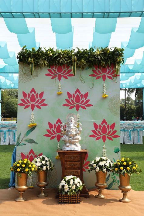 Small Wedding Decor, Simple Stage Decorations, Home Flower Decor, Ganapati Decoration, Wedding Background Decoration, Decoration For Ganpati, Wedding Entrance Decor, Housewarming Decorations, Ganpati Decoration Design