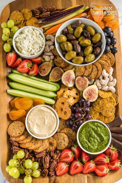 Discover the art of crafting a beautiful Vegan Charcuterie Board: cruelty-free, delicious, and aesthetically presented. Elevate your plant-based gatherings! Best Charcuterie Board Ideas, Charcuterie Vegan, Traditional Easter Dinner, Vegan Charcuterie Board, Turkey Veggie Tray, Sweet Potato Crackers, Easter Dinner Ideas, Gourmet Meat, Thanksgiving Appetizers Easy