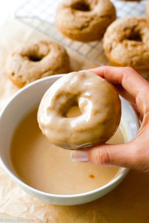 Maple Donuts Recipe, Donut Glaze Recipes, Maple Donuts, Pumpkin Brownies, Homemade Donuts Recipe, Cake Donut, Baked Doughnuts, Baked Donut Recipes, Glazed Donuts