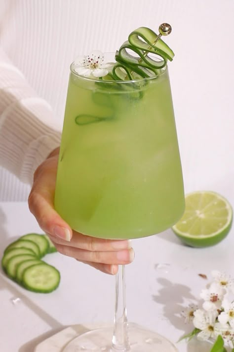 Cucumber Spritz Mocktail Cucumber Elderflower Spritz, Mocktails Ideas Non Alcoholic, Cucumber Smoothie Recipes Healthy, Spritzer Cocktails Non Alcoholic, Gut Health Mocktails, Elderflower Mocktail Recipe, Lavender Mocktail Recipe, Asian Mocktails, Cucumber Mocktail Recipe