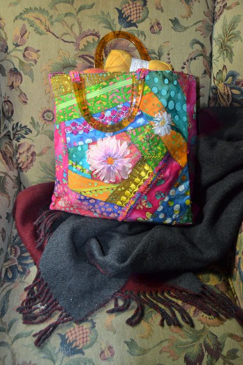 Crazy quilt bag tutorial Quilting Fabric Projects, Japanese Pavilion, Crazy Patchwork Quilt, Patchwork Tutorial, Quilt Bag, Victorian Ladies, Crazy Patchwork, Crazy Quilting, Quilted Tote Bags