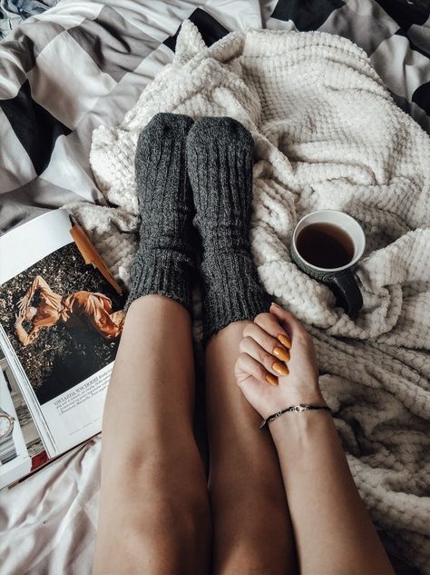 Blanket Photography, Tumblr Photoshoot, Christmas Family Photoshoot, Home Photoshoot, Photography Settings, Home Photo Shoots, Brand Photography Inspiration, Comfy Casual Outfits, Winter Photoshoot